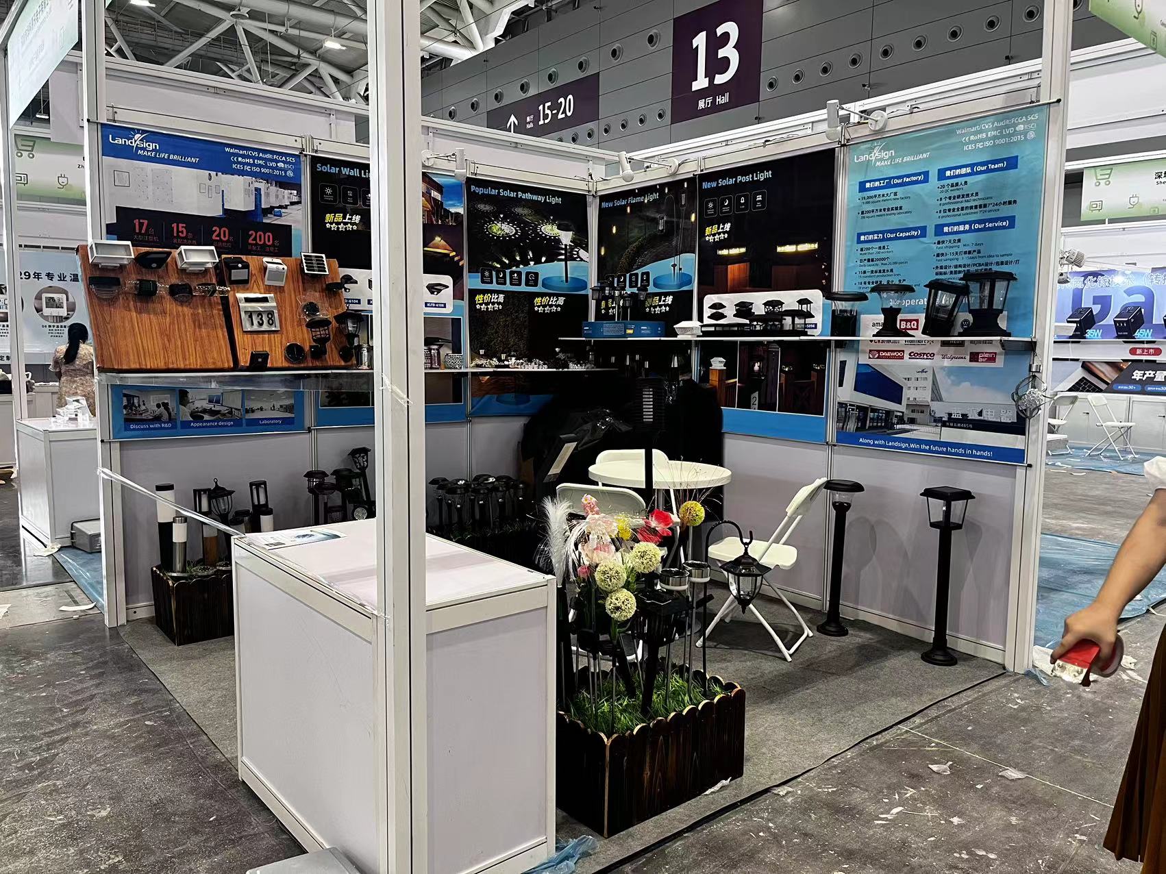 2024.9.10, i-set up ng Landsign ang aming booth sa Shenzhen Cross-border E-commerce Exhibition.