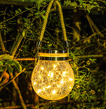 Gumawa ng mahusay na paggamit ng mga solar-powered lamp upang lumikha ng isang mainit at maginhawang kapaligiran sa balkonahe.