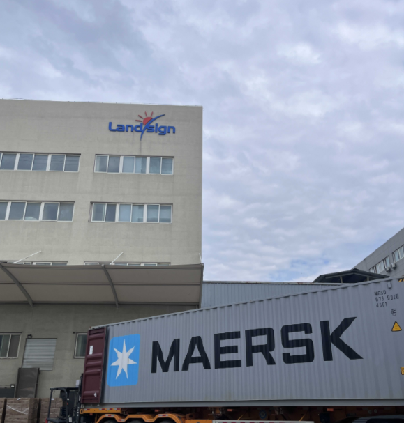 Ang paglo-load ng lalagyan ng maagang umaga at kargamento ay nagsisimula sa Landsign