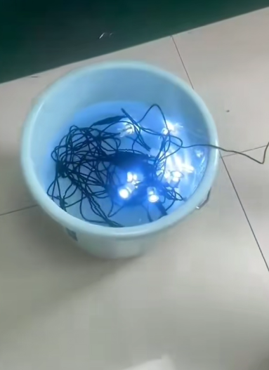 Ang mga bombilya ng deck ay sumasailalim sa hindi tinatagusan ng tubig na pagsubok na nalubog sa tubig